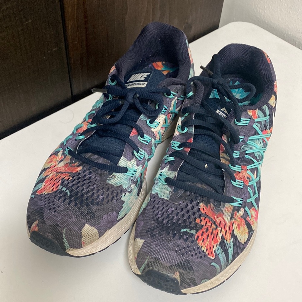 Floral print Nike tennis shoe